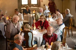 Tisch 7 mit Vera (Uschi Glas) ), Horst (Thomas Thieme) und Kilian (G&uuml;nther Maria Halmer) ist der beste Tisch im Seniorenheim.