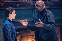 Nick Fury (Samuel L. Jackson, r.) und  Peter (Tom Holland, l.) bereiten sich auf einen Angriff der Elementals auf London vor.
