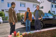 Die Kommissare Matti Wagner (Pierre Besson, r.) und Lilly Funke (Tatjana Kästel, M.) befragen den um seine Tochter trauernden Paul Sanna (Beat Marti, l.).