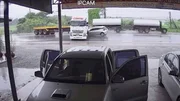 Ein LKW auf Abwegen: Das Zusammenklappen eines Gelenkfahrzeuges wird Klappmessereffekt genannt.
