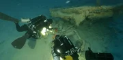 Taucher erforschen die Tiefen des Meeres