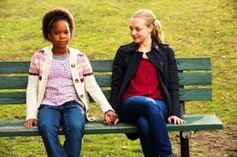 L - R: Quvenzhan&eacute; Wallis als Lucy, Amanda Seyfried als Katie Davis