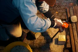 Gunter Deming verlegt vor dem ehemaligen Kaufhaus Totschek f&uuml;r die Familie Stolpersteine