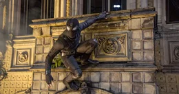 Peter (Tom Holland) alias Spider-Man k&auml;mpft in Prag gegen ein w&uuml;tendes Feuer.