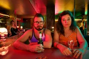 Vorne, l-r: Fl&ouml;tzinger (Daniel Christensen), Frau Beischl (Maria Hofst&auml;tter).