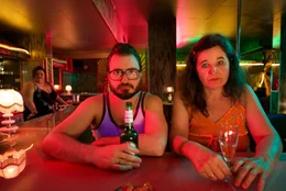 Vorne, l-r: Fl&ouml;tzinger (Daniel Christensen), Frau Beischl (Maria Hofst&auml;tter).