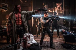 L-R: Hellboy (David Harbour) und Ben Daimio (Daniel Day Kim)