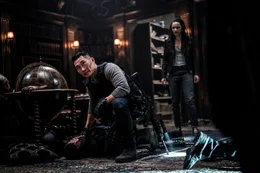 L-R: Ben Daimio (Daniel Day Kim) und Alice Monaghan (Sasha Lane)