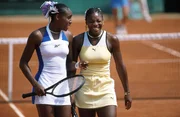 Venus und Serena Williams (r.)