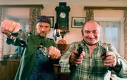 L-R: Papa Eberhofer (Eisi Gulp), Dienststellenleiter Moratschek (Sigi Zimmerschied).
