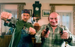 L-R: Papa Eberhofer (Eisi Gulp), Dienststellenleiter Moratschek (Sigi Zimmerschied).