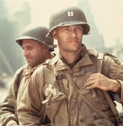 Sergeant Horvath (Tom Sizemore, l.) und Captain Miller (Tom Hanks, r.) treffen erste Vorbereitungen zur Sprengung der Br&uuml;cke ...
