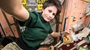 Das Mittagessen auf der ISS soll nicht nur schmecken, vor allen Dingen muss es den individuellen N&auml;hrstoffbedarf der Astronauten optimal abdecken, um Mangelerscheinungen entgegenzuwirken.