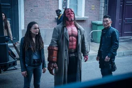 Alice Monaghan (Sasha Lane), Hellboy (David Harbour, l.), Ben Daimio (Daniel Day Kim, r.)  Die Verwendung des sendungsbezogenen Materials ist nur mit dem Hinweis und Verlinkung auf RTL+ gestattet.