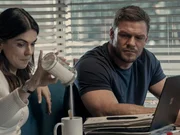 Karla Dixon (Serinda Swan), Jack Reacher (Alan Ritchson)