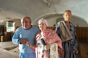 L-R: Dienststellenleiter Moratschek (Sigi Zimmerschied), Oma Eberhofer (Enzi Fuchs), Papa Eberhofer (Eisi Gulp).