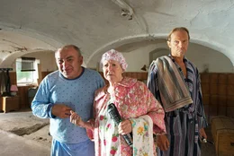 L-R: Dienststellenleiter Moratschek (Sigi Zimmerschied), Oma Eberhofer (Enzi Fuchs), Papa Eberhofer (Eisi Gulp).