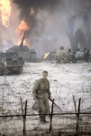 Obwohl James Ryan (Matt Damon) zu den wenigen &Uuml;berlebenden geh&ouml;rt, kann er sich &uuml;ber seine Rettung nicht freuen. Er f&uuml;hlt sich am Tod seiner Kameraden schuldig ...