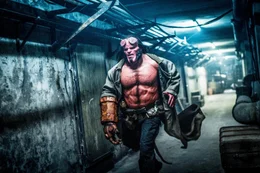 Hellboy (David Harbour)  Die Verwendung des sendungsbezogenen Materials ist nur mit dem Hinweis und Verlinkung auf RTL+ gestattet.