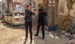 Maria Hill (Cobie Smulders, l.); Nick Fury (Samuel L. Jackson, r.)