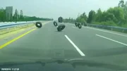 Ein besonders gefährliches Verkehrshindernis sind herumfliegende Gegenstände auf der Autobahn. Ein besonders gefährliches Verkehrshindernis sind herumfliegende Gegenstände auf der Autobahn.