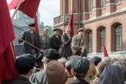 Dr. V&ouml;lcker (J&ouml;rdis Triebel) heizt die Masse bei den Mai-Unruhen an.