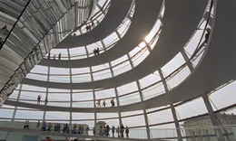 Mit der Kuppel des Reichstags in Berlin schuf Foster ein Wahrzeichen der Stadt Berlin.