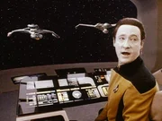 Commander Data (Brent Spiner) warnt vor romulanischen Kriegsschiffen.