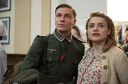 Otto Marquardt (Jannik Sch&uuml;mann, l.) und seine Schwester Anni (Mala Emde, r.) warten im H&ouml;rsaal der Charit&eacute; auf das Kamerateam der Wochenschau.