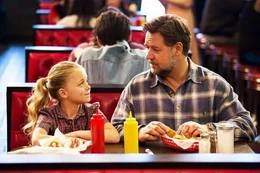 Kylie Rogers als Young Katie, Russell Crowe als Jake Davis