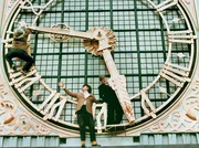 Die Olsenbande holt zu ihrem 10. Schlag aus. Dazu treibt es Egon Olsen (Ove Sprog&ouml;e), Benny (Morten Grunwald) und Kjeld (Poul Bundgaard, v.l.n.r.) sogar bis hoch hinauf zur Turmuhr des Kopenhagener Rathauses.