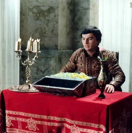 Prinz Jaroslav (Pavel Tr&aacute;vnicek) sitzt vor einer Schatulle mit Diamanten, die er gerade bei einem Brettspiel mit Prinzessin Milena gewonnen hat.