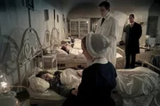 Nach der Notoperation: Schwester Therese (Klara Deutschmann, M), Georg Tischendorf (Maximilian Meyer-Bretschneider, r.) und Emil Behring (Matthias Koeberlin, im HG) sind in gro&szlig;er Sorge um Ida Lenze (Alicia von Rittberg, l.).