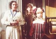 Harriet Oleson (Katherine MacGregor, l.), Willie (Jonathan Gilbert, M.) und Nancy (Allison Balson, r.) sind geschockt, als der totgeglaubte Nels plötzlich in der Tür steht.
