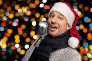 Moderator Tobi K&auml;mmerer in Weihnachtsstimmung.