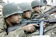 Captain Millers (Tom Hanks, l.) und Sergeant Horvaths (Tom Sizemore, r.) Auftrag ist es, den Soldaten James Ryan (Matt Damon, M.) nicht nur mitten in Feindesland zu finden, sondern ihn auch gesund nach Amerika zur&uuml;ckzubringen, weil dieser der einzige von vier Br&uuml;dern ist, der noch nicht gefallen ist. Ein &uuml;beraus gef&auml;hrliches Unternehmen ...