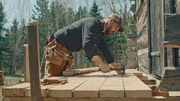 Billy h&auml;mmert N&auml;gel in die Holzdielen seiner neuen Veranda