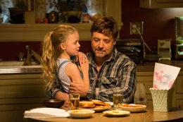 Von links nach rechts: Katie (Kylie Rogers) und ake Davis (Russell Crowe).