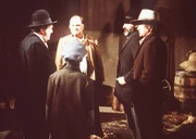 Callahin (M. Emmet Walsh, l.), Charles (Michael Landon, r.) und Mr. Edwards (Victor French, 2.v.r.) stellen den Bauunternehmer Drummond (Gene Ross, 2.v.l.) zur Rede. Callahin (M. Emmet Walsh, l.), Charles (Michael Landon, r.) und Mr. Edwards (Victor French, 2.v.r.) stellen den Bauunternehmer Drummond (Gene Ross, 2.v.l.) zur Rede.