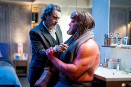 Professor Broom (Ian McShane, l.), Hellboy (David Harbour)  Die Verwendung des sendungsbezogenen Materials ist nur mit dem Hinweis und Verlinkung auf RTL+ gestattet.