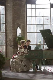 Die Liebenden Loveday (Natascha McElhone, li.) und Sir Benjamin (Ioan Gruffodd, re.), bevor es zum ZerwĂĽrfnis kam.&Acirc;