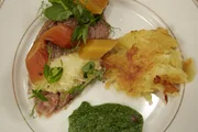 Tafelspitz mit Spinat und Röstitorte.