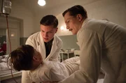 Otto (Jannik Schümann, M.) und Pfleger Martin (Jacob Matschenz, r.) kümmern sich um Emil, der von einem Blindgänger getroffen wurde. Otto (Jannik Schümann, M.) und Pfleger Martin (Jacob Matschenz, r.) kümmern sich um Emil, der von einem Blindgänger getroffen wurde.