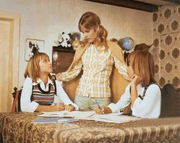 Brigitte Voss (Heidi Bruehl, Mi.), genannt Dalli, ist nach langer Abwesenheit auf den Immenhof zurueckgekehrt. Schnell gewinnt sie die Herzen der Zwillinge Billy und Bobby (Birgit und Bettina Westhausen).