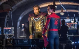 L-R: Quentin Beck / Mysterio (Jake Gyllenhaal), Peter Parker / Spider-Man (Tom Holland).