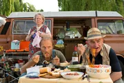 L-R: Oma Eberhofer (Enzi Fuchs), Papa Eberhofer (Eisi Gulp), Dienststellenleiter Moratschek (Sigi Zimmerschied).