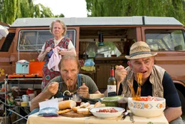 L-R: Oma Eberhofer (Enzi Fuchs), Papa Eberhofer (Eisi Gulp), Dienststellenleiter Moratschek (Sigi Zimmerschied).