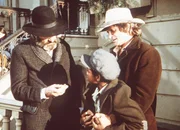 Mr. Edwards (Victor French, l.) und Charles (Michael Landon, r.) fragen den kleinen B.J. (Chez Lister, M.), warum er die Taschenuhr von Edwards' Sohn gestohlen hat.