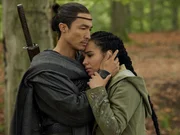 Lan Mandragoran (Daniel Henney), Nynaeve al'Meara (Zoë Robins)