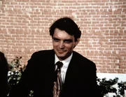 Der Zeichenlehrer Joshua Williams (David Selby) ist von seiner Schülerin Olivia Walton ganz hingerissen ... Der Zeichenlehrer Joshua Williams (David Selby) ist von seiner Schülerin Olivia Walton ganz hingerissen ...